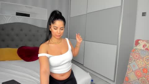 Snapshot of _adelle chatting on 03/19/26, 01:04 Adelle online show from 03/19/26, 01:04