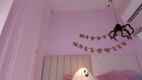 Snapshot of _aleja_x chatting on 10/31/25, 12:28 _aleja_x online show from 10/31/25, 12:28