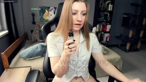 Snapshot of _aleksaa_ chatting on 04/19/26, 12:15 Aleksandra online show from 04/19/26, 12:15