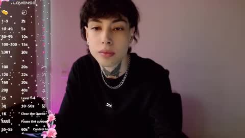 Snapshot of _alexblunt_ chatting on 12/21/24, 06:02 _alexblunt_ online show from 12/21/24, 06:02