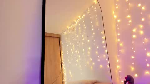 Snapshot of _allisongomez chatting on 12/17/25, 12:05 _allisongomez online show from 12/17/25, 12:05