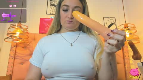 Snapshot of _antonella_11 chatting on 03/31/26, 10:21 _antonella_11 online show from 03/31/26, 10:21