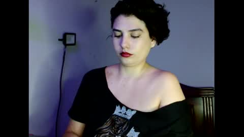 Snapshot of _atenea_golden chatting on 12/23/25, 08:01 atenea online show from 12/23/25, 08:01
