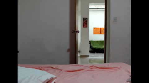 Snapshot of _atenea_golden chatting on 02/04/26, 02:01 atenea online show from 02/04/26, 02:01