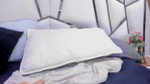 Aura online show from 03/12/25, 06:07