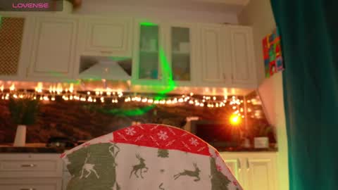 Snapshot of _axolot_ chatting on 12/12/24, 03:21 Olivia online show from 12/12/24, 03:21