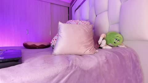 _bellaswwet_ online show from 12/17/24, 07:15