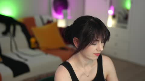 Lili online show from 10/12/25, 12:04