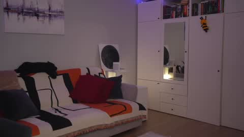 Snapshot of _blackbee_ chatting on 02/17/26, 05:48 Lili online show from 02/17/26, 05:48