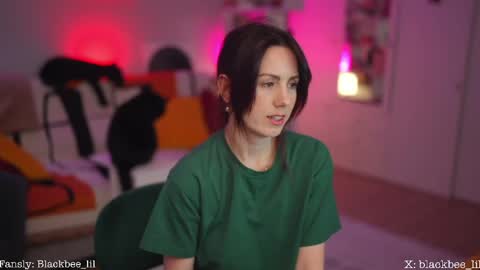 Snapshot of _blackbee_ chatting on 04/15/26, 08:54 Lili online show from 04/15/26, 08:54