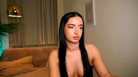 Snapshot of _blackpeaarl chatting on 04/15/26, 06:04 Pearl online show from 04/15/26, 06:04