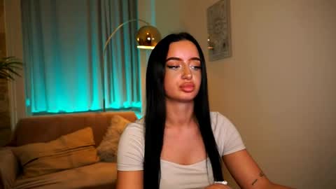 Snapshot of _blackpeaarl chatting on 04/16/26, 07:47 Pearl online show from 04/16/26, 07:47