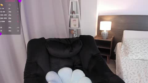 Snapshot of _bleuelune chatting on 04/25/26, 01:19 Mary online show from 04/25/26, 01:19