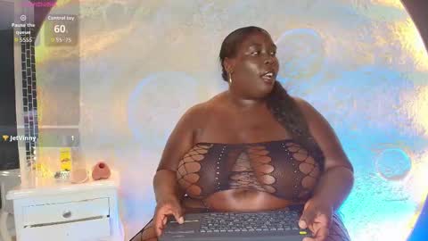 Snapshot of _carolinagomez chatting on 10/17/25, 08:22 Caro. online show from 10/17/25, 08:22