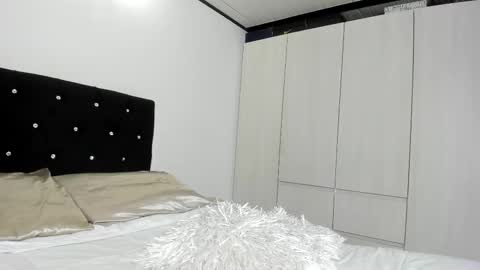 Snapshot of _cereza_ chatting on 11/27/25, 10:12 Bella online show from 11/27/25, 10:12