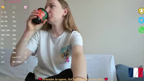 Snapshot of _coquine_ chatting on 04/27/26, 08:23 Sophie online show from 04/27/26, 08:23