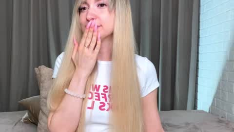 Snapshot of _crystal_moon_1 chatting on 10/21/25, 08:20 _crystal_moon_1 online show from 10/21/25, 08:20