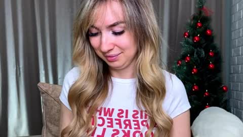 Snapshot of _crystal_moon_1 chatting on 12/18/25, 09:21 _crystal_moon_1 online show from 12/18/25, 09:21