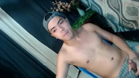 Snapshot of _cumwithrussel chatting on 04/19/26, 12:22 Russ online show from 04/19/26, 12:22