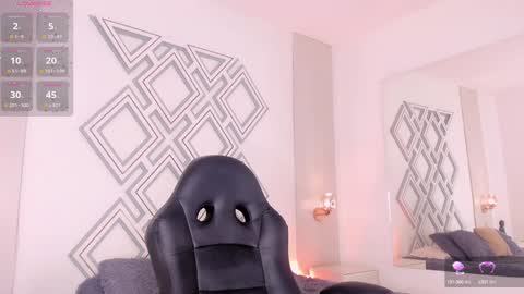 Snapshot of _curly_girl_ chatting on 02/02/25, 12:40 online show from 02/02/25, 12:40