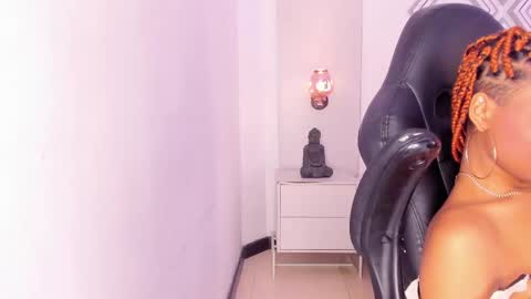 Snapshot of _curly_girl_ chatting on 02/21/25, 09:11 online show from 02/21/25, 09:11