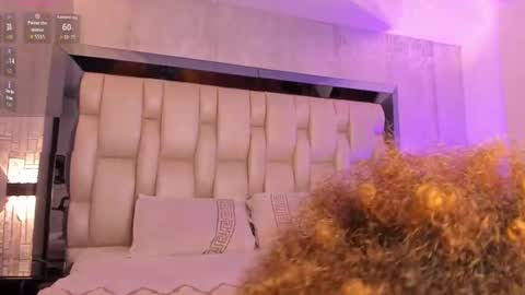 Snapshot of _curly_girl_ chatting on 10/01/25, 07:42 online show from 10/01/25, 07:42