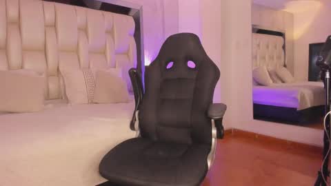 Snapshot of _curly_girl_ chatting on 10/29/25, 07:59 online show from 10/29/25, 07:59