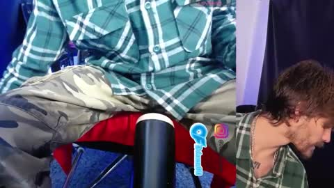 Snapshot of _delacruz911_ chatting on 11/17/25, 04:13 delacruz online show from 11/17/25, 04:13