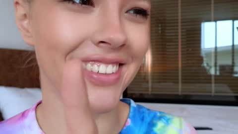 DemiDee online show from 10/25/25, 08:22