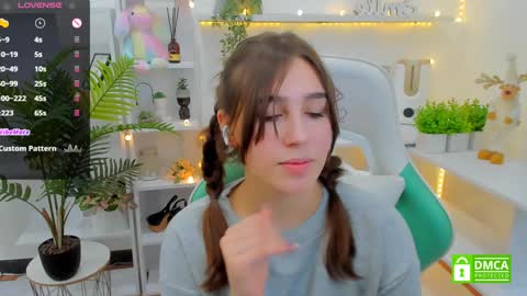 Snapshot of _eliizabeth__ chatting on 01/29/25, 01:48 Lizzy online show from 01/29/25, 01:48