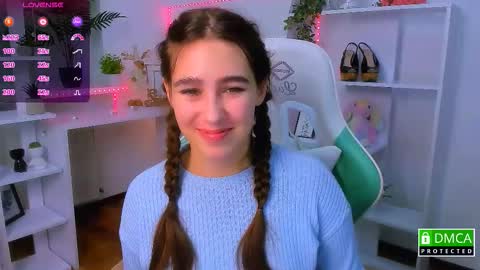 Snapshot of _eliizabeth__ chatting on 11/21/25, 10:30 Lizzy online show from 11/21/25, 10:30