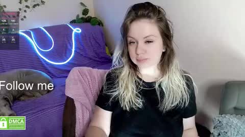 Snapshot of _elven_dreams__ chatting on 03/08/26, 04:00 chloue and Gretta online show from 03/08/26, 04:00