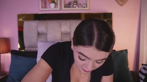 Snapshot of _emily_r chatting on 05/27/26, 12:02 Isabella online show from 05/27/26, 12:02