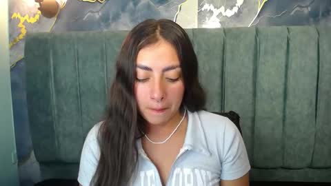 Snapshot of _emma_diamond_ chatting on 10/23/25, 03:11 Emma online show from 10/23/25, 03:11