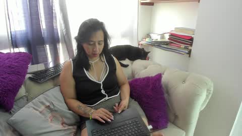 Snapshot of _emma_loyd_ chatting on 12/26/24, 05:40 Emma online show from 12/26/24, 05:40