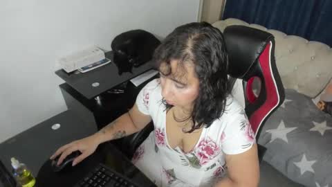 Snapshot of _emma_loyd_ chatting on 10/14/25, 11:27 Emma online show from 10/14/25, 11:27