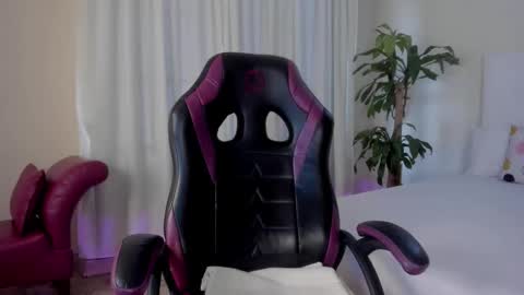 Emma  online show from 11/25/25, 07:03