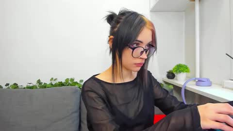 Snapshot of _emmarouse__ chatting on 03/28/26, 06:35 Emma online show from 03/28/26, 06:35