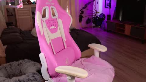 Mia  online show from 09/11/25, 03:50