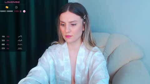 Snapshot of _esmeraldiyaa_ chatting on 01/06/25, 10:37 _esmeraldiyaa_ online show from 01/06/25, 10:37