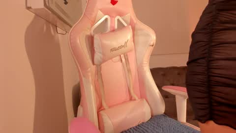 Snapshot of _evaa chatting on 04/08/26, 10:43 Eva online show from 04/08/26, 10:43