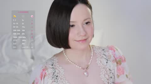 Essie  online show from 02/05/25, 09:15