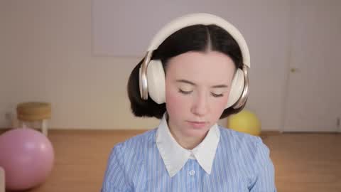 Essie  online show from 09/20/25, 03:46