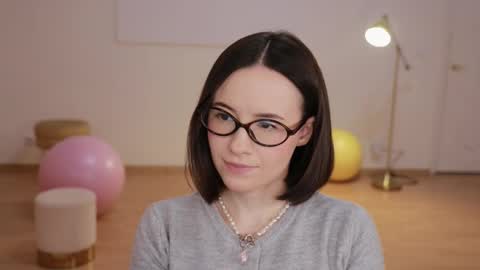 Essie  online show from 10/13/25, 03:56