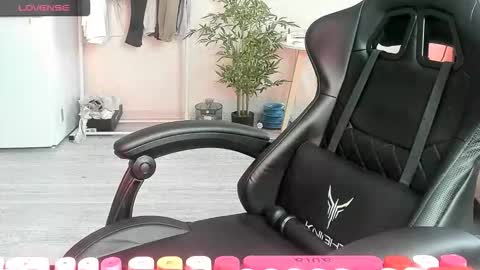 Snapshot of _feralberry__ chatting on 12/18/25, 07:58 Alis online show from 12/18/25, 07:58