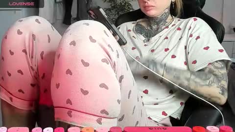 Snapshot of _feralberry__ chatting on 12/20/25, 08:10 Alis online show from 12/20/25, 08:10