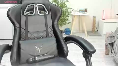 Snapshot of _feralberry__ chatting on 12/21/25, 07:15 Alis online show from 12/21/25, 07:15