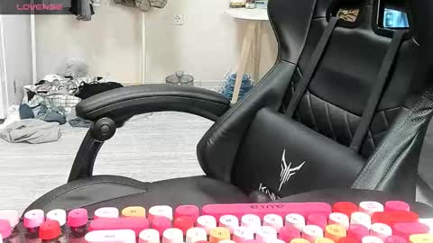 Snapshot of _feralberry__ chatting on 01/14/26, 04:18 Alis online show from 01/14/26, 04:18