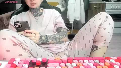 Snapshot of _feralberry__ chatting on 02/06/26, 08:34 Alis online show from 02/06/26, 08:34