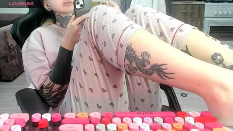 Snapshot of _feralberry__ chatting on 02/15/26, 07:16 Alis online show from 02/15/26, 07:16